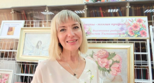 Газета "Настаўніцкая газета". «Маляваць для мяне — гэта як марыць»: у БДПУ праходзіць выстава работ выкладчыцы ўніверсітэта «Кветкі — паэзія прыроды»